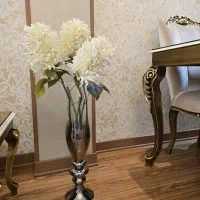 گلدان و گل مصنوعی