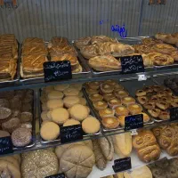 فروشنده خانم .شیرینی فروشی .فانتزی