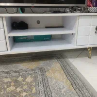 میز تلویزیونی سفید پایه طلایی