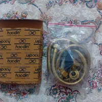 یه عدد شیلنگ دستشویی رنگ طلایی فلزی