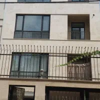 با مدیریت خانم معین. فروشنده واقعی