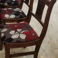 میز چوبی و صندلی