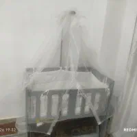 تخت و گهواره کنار مادر