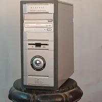 کامپیوتر به همراه مانیتور