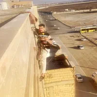 پیچ کردن نمای ساختمان و نصب سنگ بدون داربست