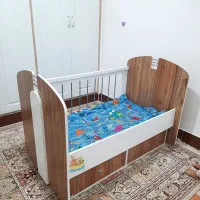 تخت گهواره ای کودک|تخت و صندلی بچه|دوگنبدان, |دیوار