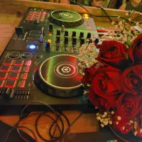 دیجی(دی جی،dj) خانم و نورپردازی حرفه ای