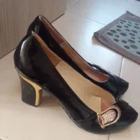 تعدادی کفش در حد نو