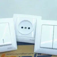 فروش تعدادی کلید و پریز برق کار کرده