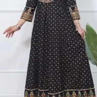 فروشنده شیفت ثابت مجموعه فروشگاه در خیابان اصلی