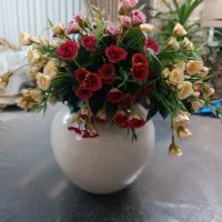 گلدان همراه با گل