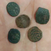 تعدادی ساعت و تسبیح نقره کوب سکه و تعدادی کتونی