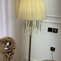 آباژور ایستاده