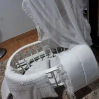 گهواره کنار مادر