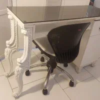 میز و صندلی ناخن تمیز همراه با شیشه