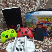 کنسول بازی xbox series S با لوازم دو دسته