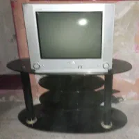 تلویزیون 21اینج دوتا مشکی و یک عدد نقرهای با میز