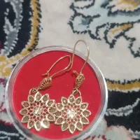 یک جفت گوشواره ۱۰۰تومان بالای تابلو