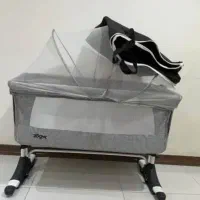 تخت کنار مادر و گهواره