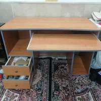میز تحریر و کامپیوتر