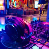 دی جی حرفه ای با تجهیزات مدرن برای مراسم شما