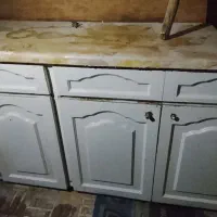 کابینت فلزی تمیز با سنگ رویه