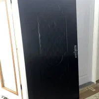 در ورودی با قفل و دستگیره