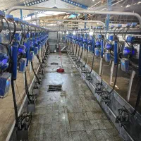 فنی کار تاسیسات .آچار بدست