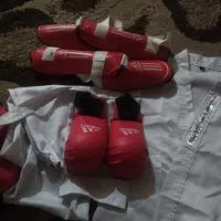 لباس کاراته همراه با ساق بند و دستکش