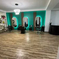 همکار در سالن زیبایی