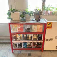 تعدادی میز ام دی اف|کتابخانه، شلف، قفسه‌های دیواری|اردبیل, |دیوار