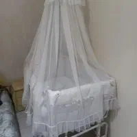 تخت برقی کنار تخت مادر