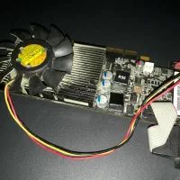 یک عدد کارت گرافیک ۱ گیگ