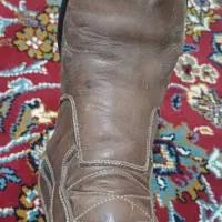 کفش پوتینی|کیف، کفش، کمربند|رودخانه, |دیوار