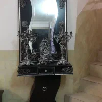 آینه و شمعدان و ساعت و کمد