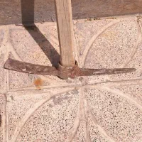 تعدادی بیل کلنگ ودیلم