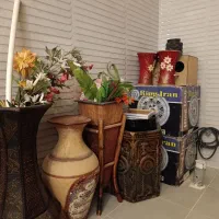 گلدان سفالی و چوبی