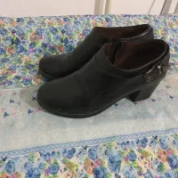 یک جفت کفش و کاپشن