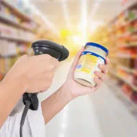 صندوقدار و چیدمان  خانم برای فروشگاه مواد غذایی