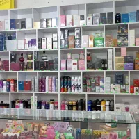 ویترین و دکوراسیون مغازه لوکس چوبی و شیشه‌ای|فروشگاه و مغازه|صدرا-فارس, فاز ۱|دیوار