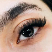 خدمات کاشت مژه