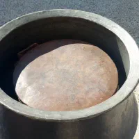 تعدادی دیگ و قابلمه مسی نو و کارکرده