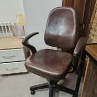 میز تحریر بزرگ به همراه صندلی چرخدار چرم|میز تحریر و کامپیوتر|قم, پردیسان|دیوار