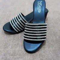 یک جفت صندل کاملا نو