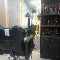 صندلی و ایینه آرایشگاه