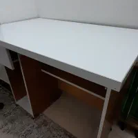 میز تحریر و کامپیوتر