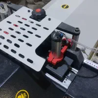 کارگر اشنا به دریل و جوشکاری