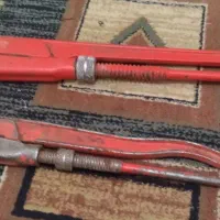 دو عدد آچار شلاقی و یک پتک