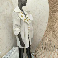 مانکن زنانه با جای نورپردازی شده و قفسه دیواری