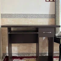 میز تحریر و کامپیوتر